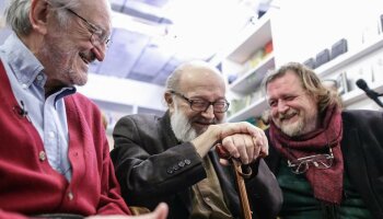 Kornel Földvári (uprostřed)